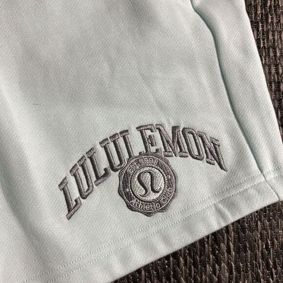 Lululemon Scuba Mid-Rise Oversized Short 7" *Graphic - Picture 4 of 9